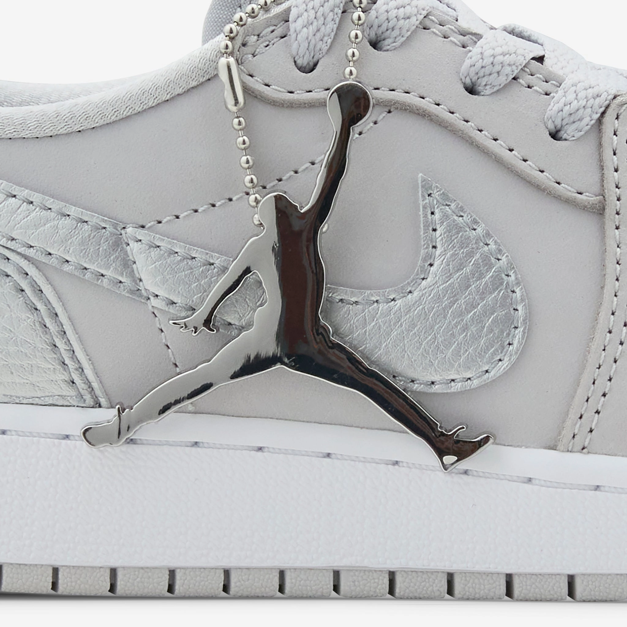 Grade School Air Jordan 1 Low OG Neutral Grey | Metallic Silver | White