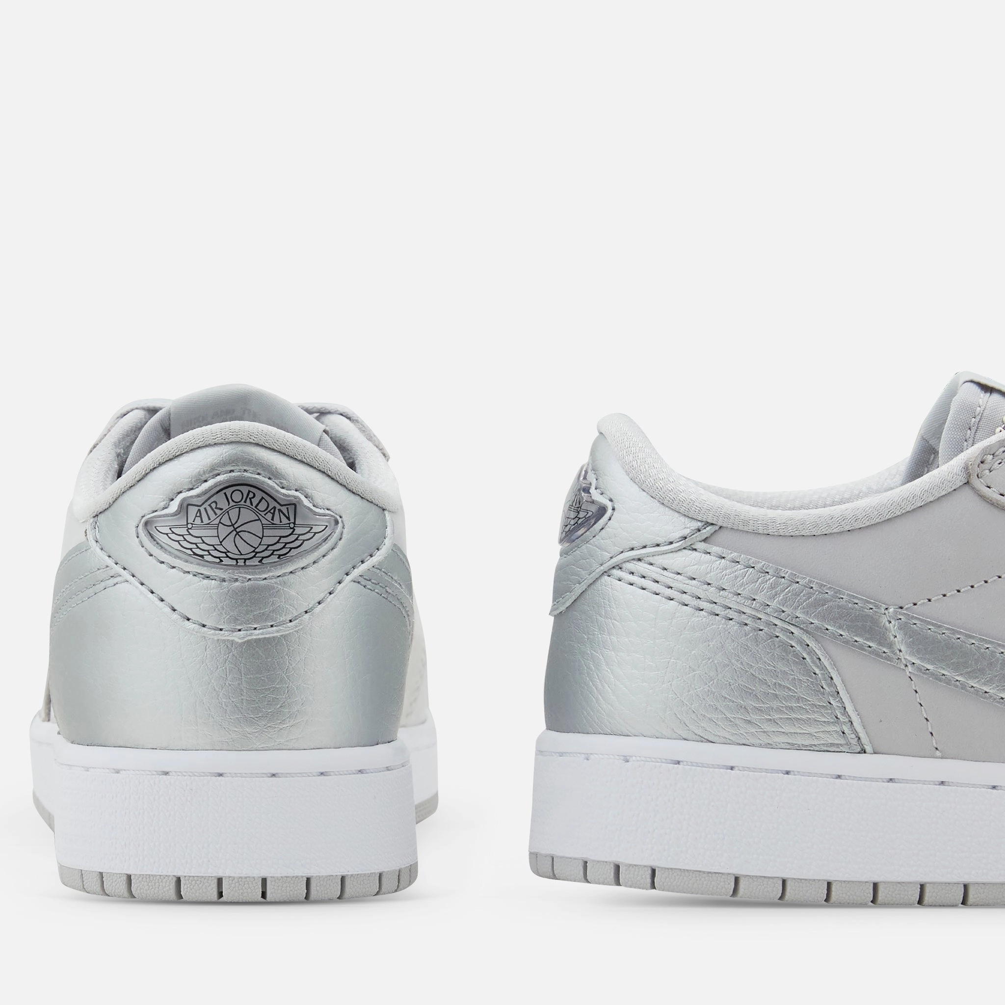 Grade School Air Jordan 1 Low OG Neutral Grey | Metallic Silver | White